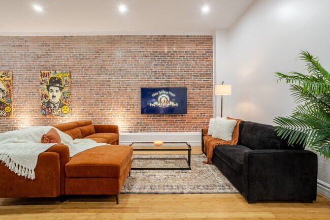 Building Photo - 56 Rue Notre-Dame Ouest-SI ID1602248P