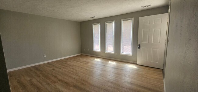 Foto del edificio - 2076 N Bilbrey Ln