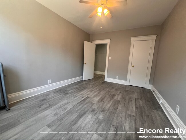 Building Photo - 378 Riverway