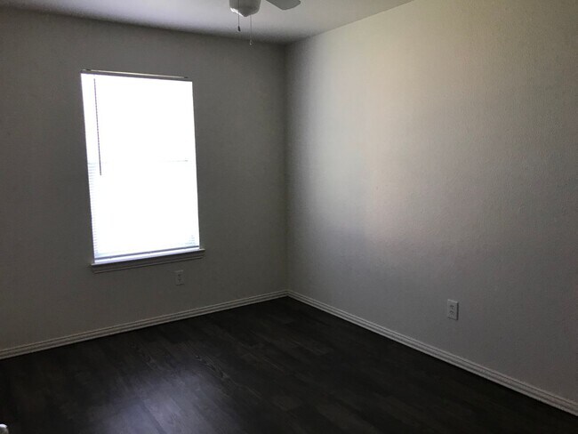 Building Photo - AVAILABLE NOW!!! Charming 3 bed, 2 bath, 1...
