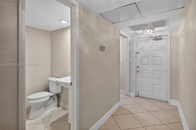 Building Photo - 4015 W Palm Aire Dr