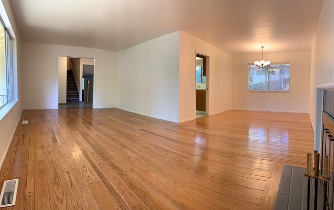 Building Photo - Four Bedroom in Crown Village