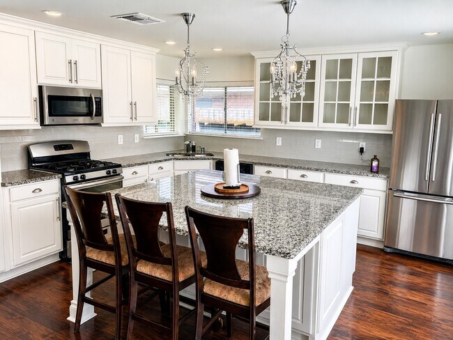 Foto del edificio - 2450 Parkwood Ln