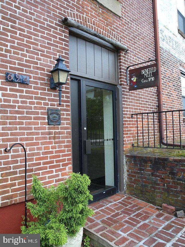 Building Photo - 624 E Walnut St