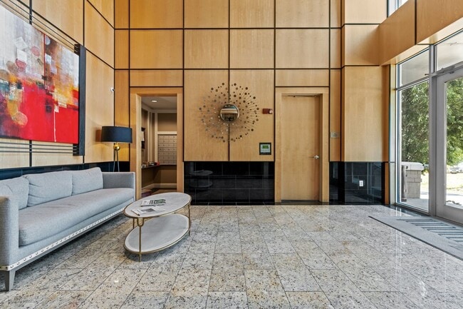 Foto del edificio - Your dream condo in the heart of Raleigh!
