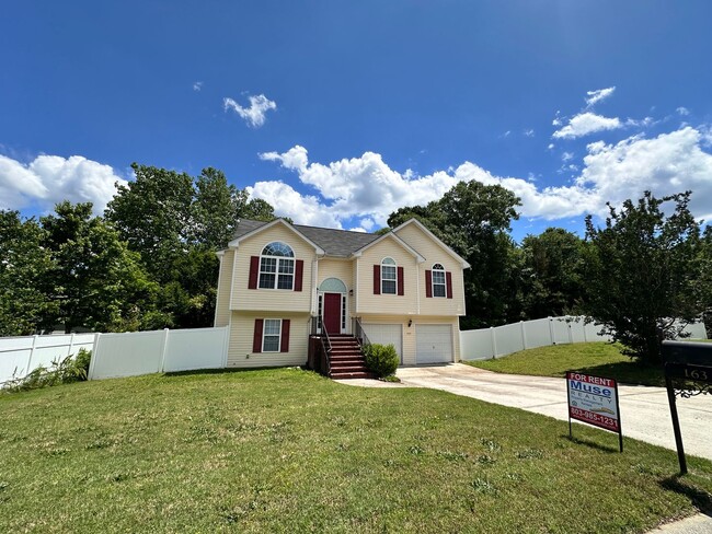 Foto del edificio - Exclusively Offered By Muse Realty Rentals...