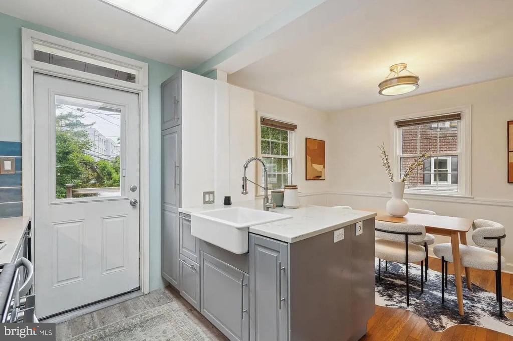 Primary Photo - 304 S Glebe Rd