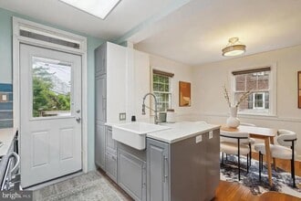 Building Photo - 304 S Glebe Rd