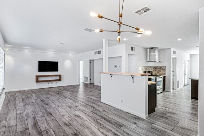 Building Photo - Now Leasing & Ready for immediate move in! HUGE POOL – Fully Updated Scottsdale Home!