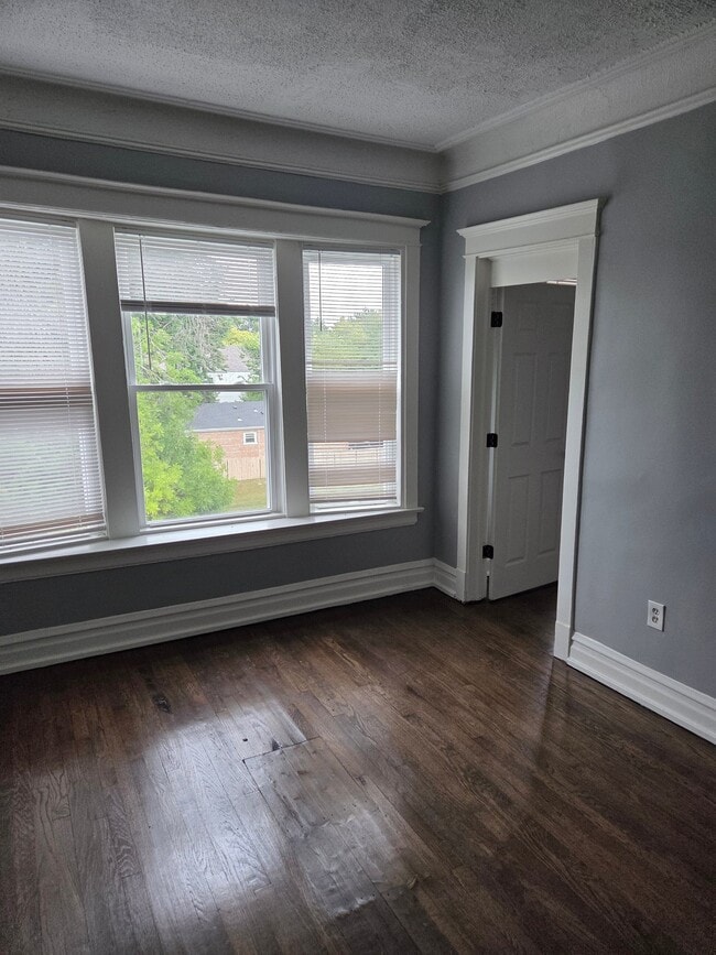 Building Photo - 1843 W 54th St