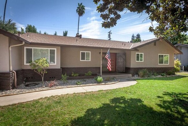 Building Photo - Gorgeous 3 Bedroom Home located Lincoln Es...