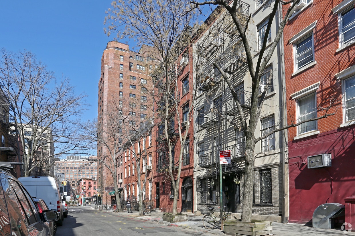 Building Photo - 325 W 4th St