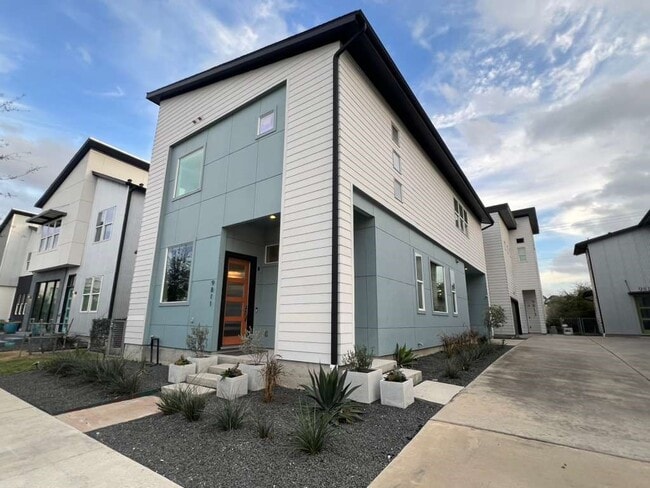 Foto del edificio - 9811 Mocking Bird Hill Ln