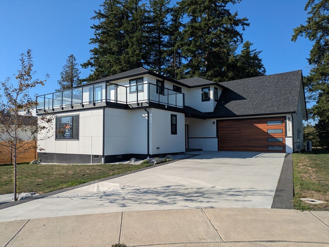Primary Photo - View of the Bay! 3 Bed 3.5 Bath with Garage!