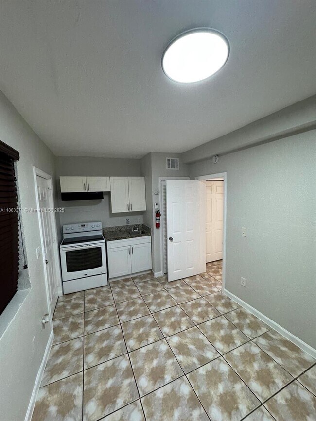 Foto del edificio - 17325 Homestead Ave