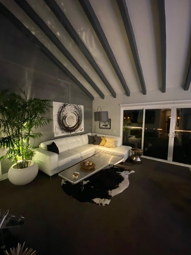 Building Photo - 641 Woodside Sierra