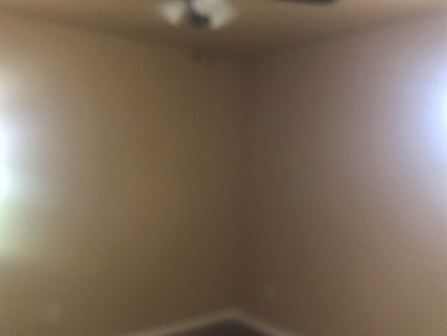 Building Photo - 3/2/2 Fenced yard Pet FRIENDLY