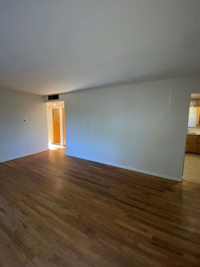 Building Photo - STUDENTS WELCOME! Campus West 5 Bed 2 Bath Ranch w/ Finished Basement