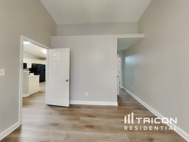 Foto del edificio - 639 Loch Lomond Cir