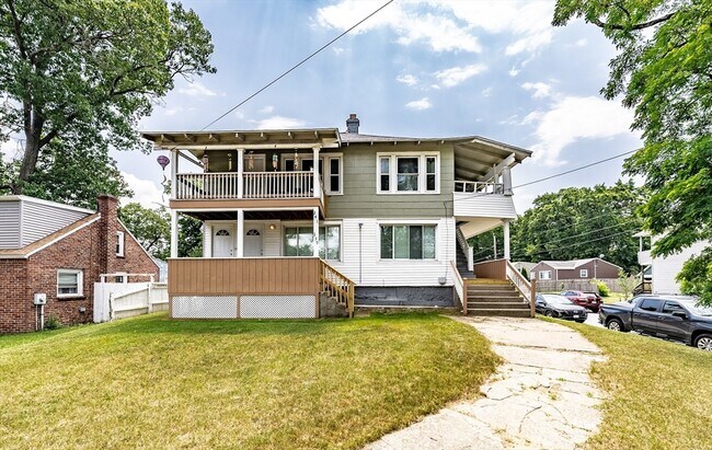 Foto del edificio - 239-241-241 St James Blvd