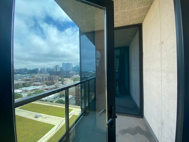 Building Photo - 1107 W Van Buren St