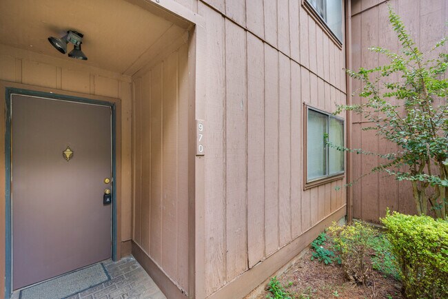 Building Photo - 970 Pine Hollow Rd