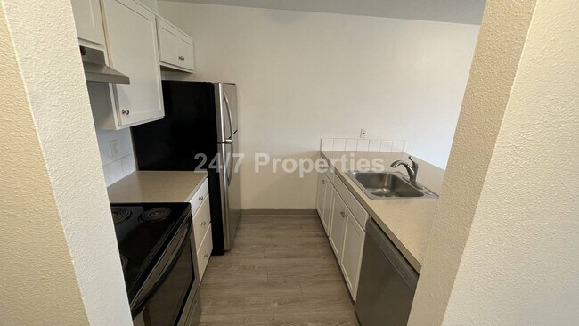Building Photo - SE Portland - 2BD I 1BA - Top Floor w/ Balcony!