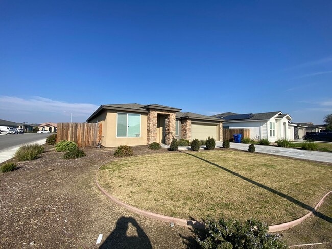 Building Photo - Welcome to the Best Deal in Town. Fully furnished 4 BD 2 BA house on a corner lot