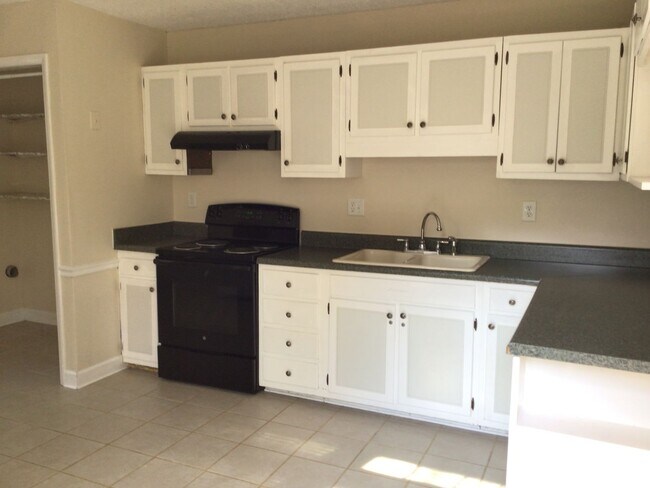Foto del edificio - Charming 3-Bedroom Home in North Raleigh – Available Now!