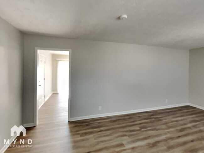 Foto del edificio - 1573 Lamont Ave