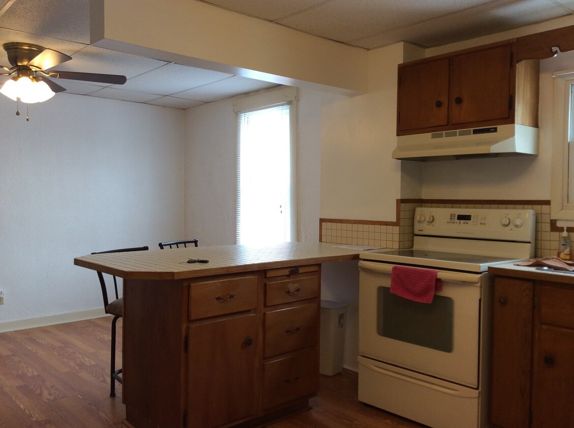 Primary Photo - 813 E Main St