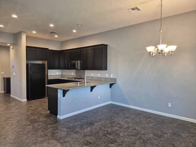 Foto del edificio - 4 Bedroom 2.5 bath Available now