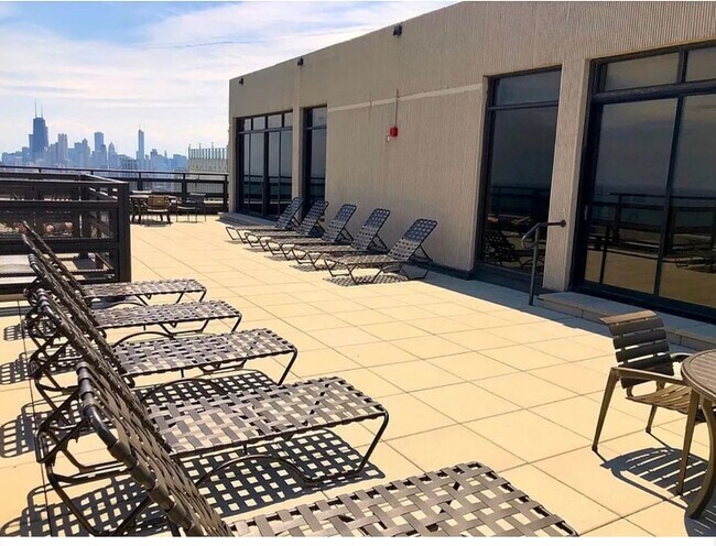 Foto del edificio - 2650 N Lakeview Ave