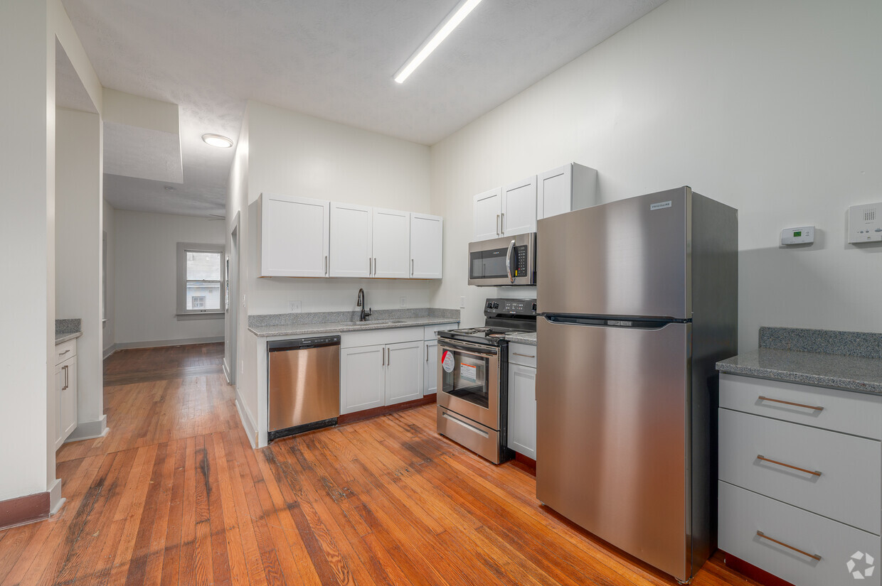 1 BD, 1 BA - 1000SF - Cocina - 104 - 1848 E 89th St