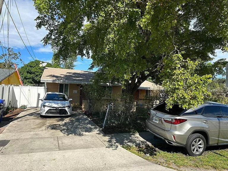Primary Photo - 2641 NW 20th St