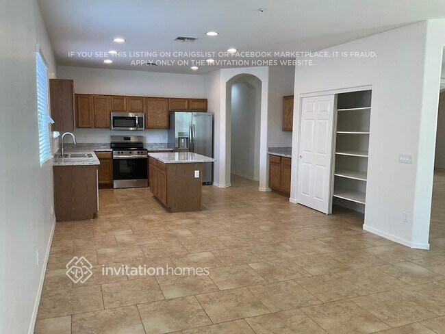 Foto del edificio - 13616 W Gelding Dr