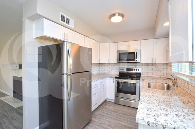 Building Photo - 785 N Arrowhead Dr