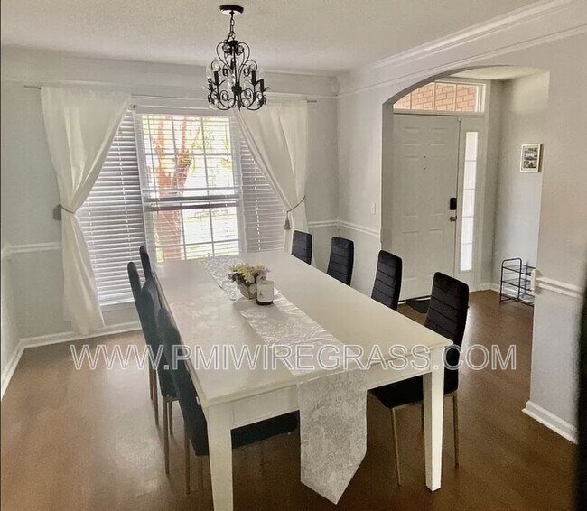 Foto del edificio - 115 Elmwood Dr