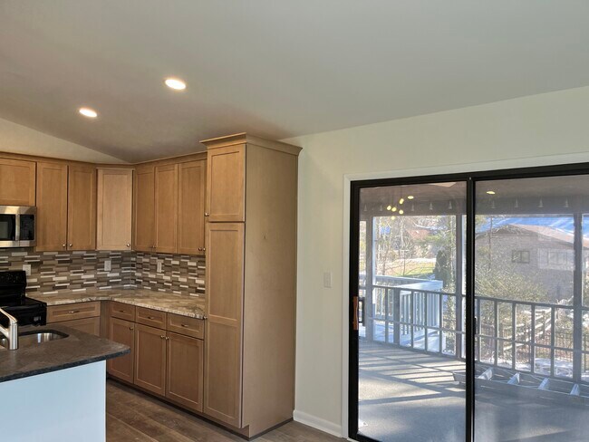 Building Photo - 245 Lakeshore Dr