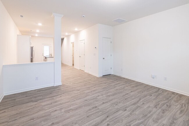 Building Photo - 2 Bedroom Townhome Main Street Pineville -...
