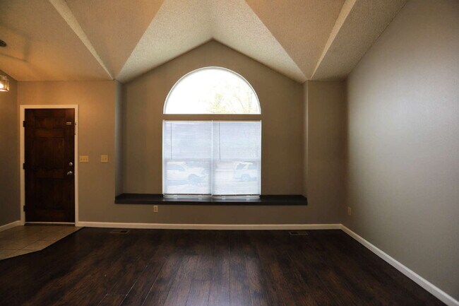 Foto del edificio - Beautifully Updated Split-Level Home with ...