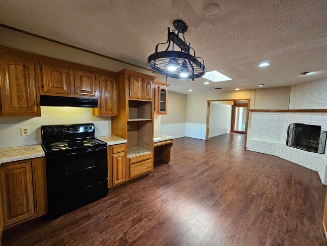Building Photo - (3) Bed/(2) Bath Walking Distance to Cleve...