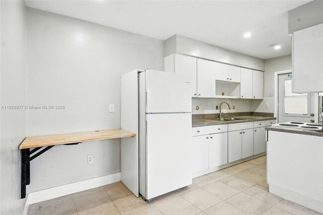 Building Photo - 2085 NE 169th St