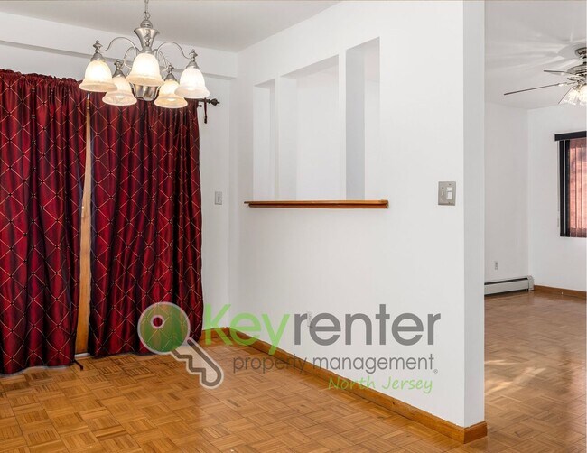 Foto del edificio - Spacious 2BR / 2.5BA Home with Huge Deck, Private Yard & Parking for 6