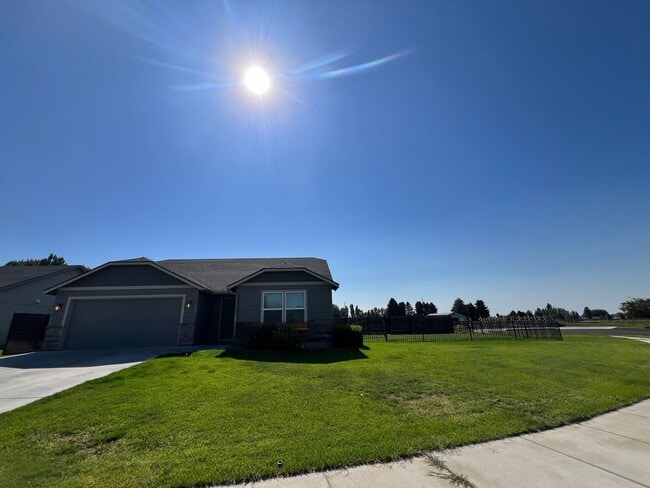 Building Photo - Beautiful Well Kept Home in Crossroad Neig...