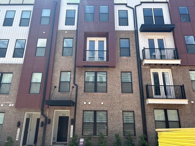 Building Photo - Luxury Condo in Raleigh - 3 beds|2.5 baths...