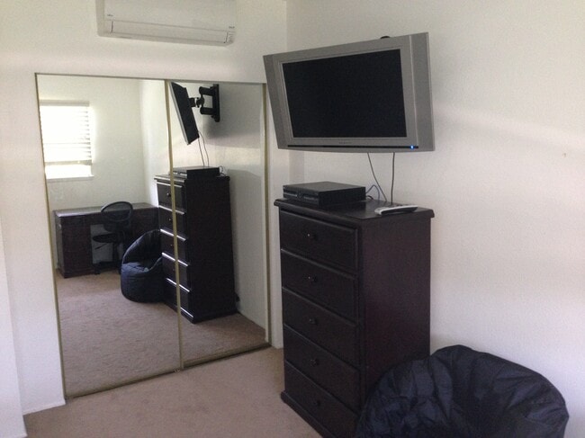 Bedroom 12' x 10' - 508 E Grove Ave