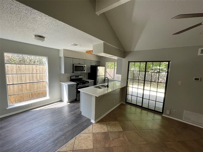 Foto del edificio - 5806 Emerald Forest Dr