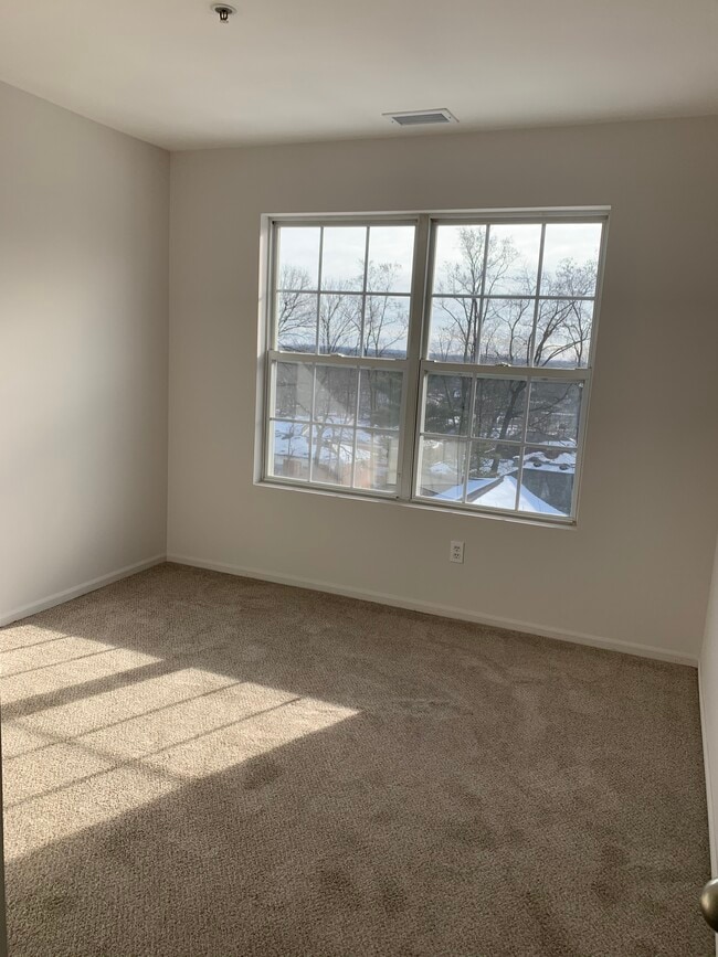 Building Photo - 718 Tallwood Ln