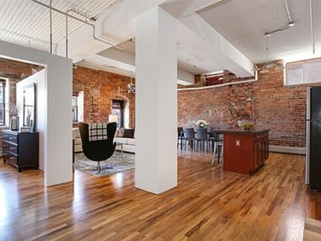 Building Photo - 2261 Blake St